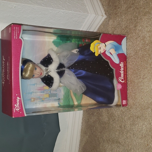 Cinderella porcelain keepsake doll - Picture 6 of 11